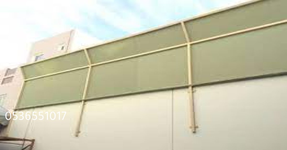 تركيب سواتر قماش مقاومة للعوامل الجوية في حوش استراحة