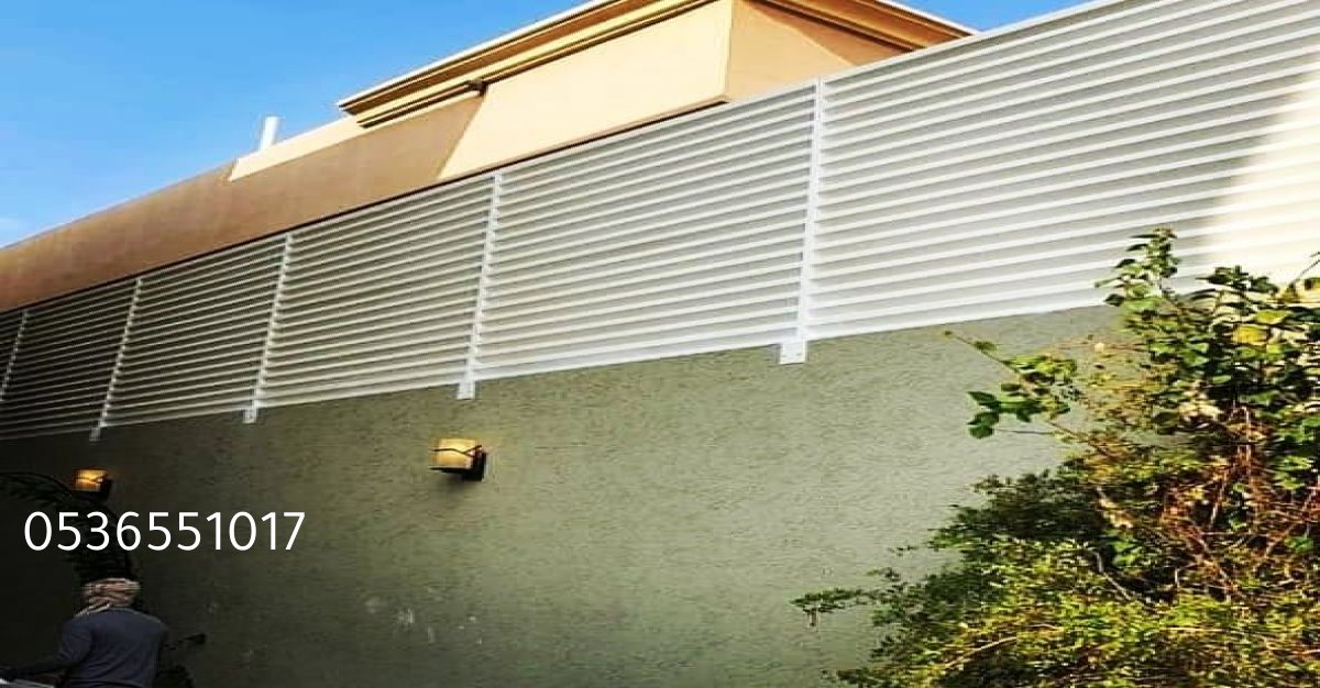 سواتر قماشية بلون بيج تغطي جدار خارجي وتحجب الرؤية من الخارج