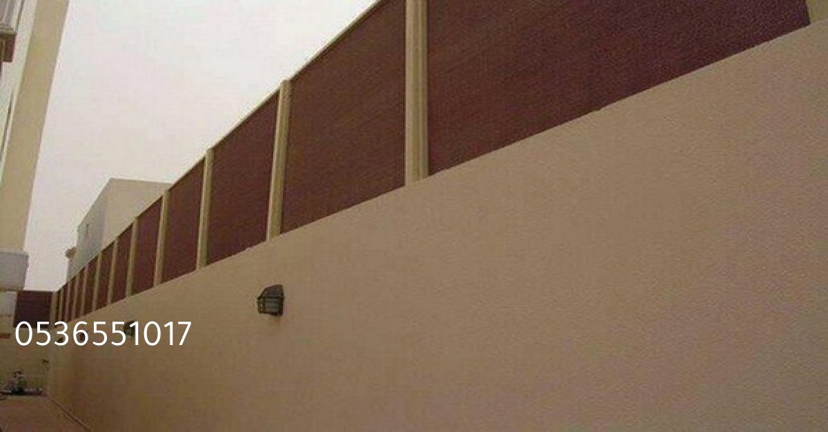 سواتر قماشية بلون بيج تغطي جدار فيلا وتوفر حماية من أشعة الشمس