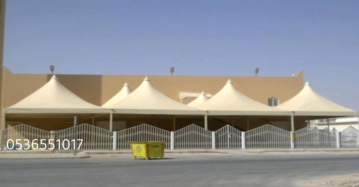 مظلات مدارس حكومية واهلية يجلسون تحت مظلات واقية خلال فترة الاستراحة المدرسية