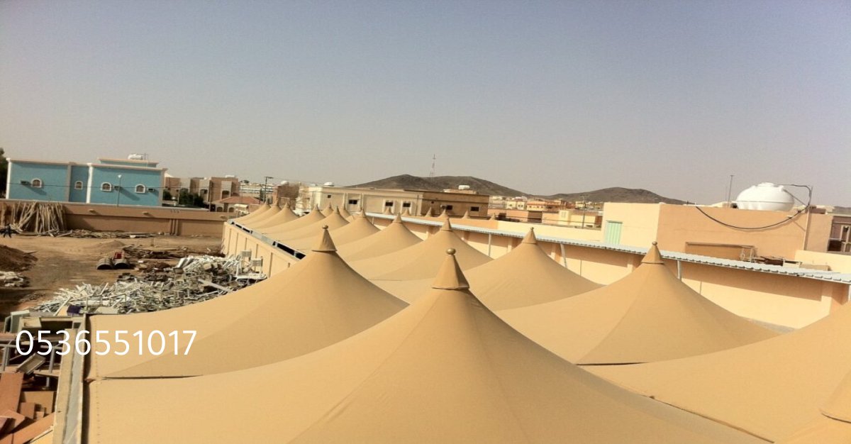 مظلات حديدية تغطي الممرات بين مباني المدرسة