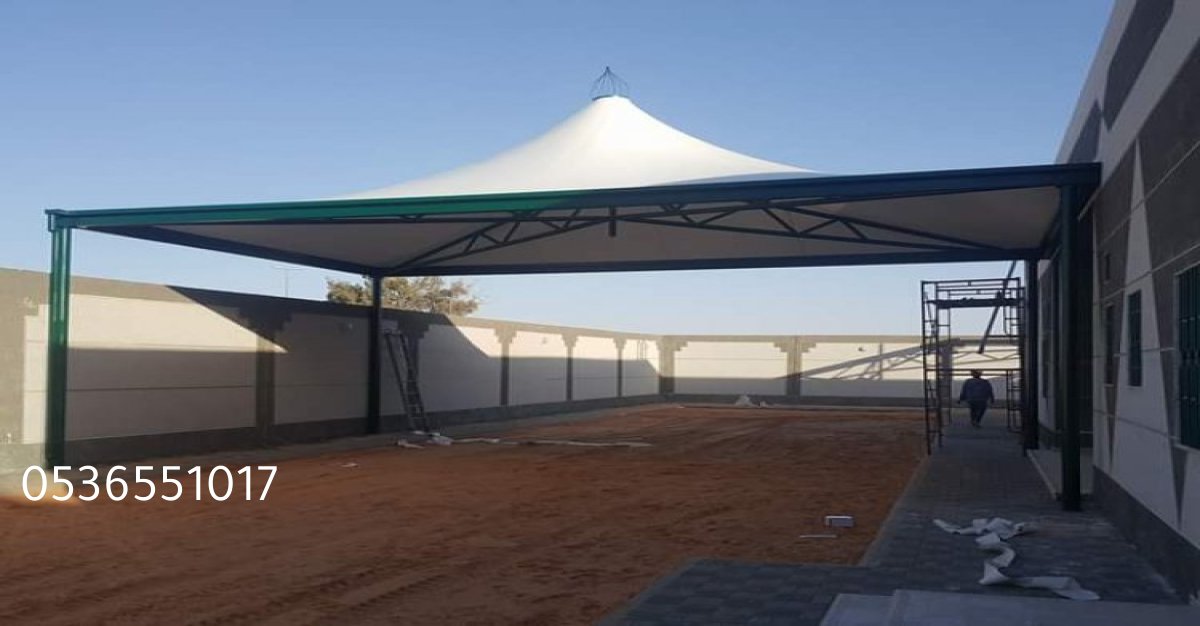 مظلات قماش PVC توفر الحماية من الأمطار في ساحة المدرسة