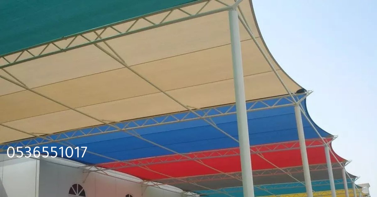 مظلة PVC مقاومة للمطر مثبتة على سطح منزل حديث