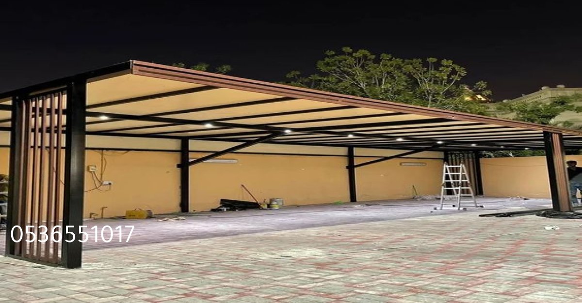 مظلة خشبية بتصميم أنيق تظلل جلسة في فناء منزلي