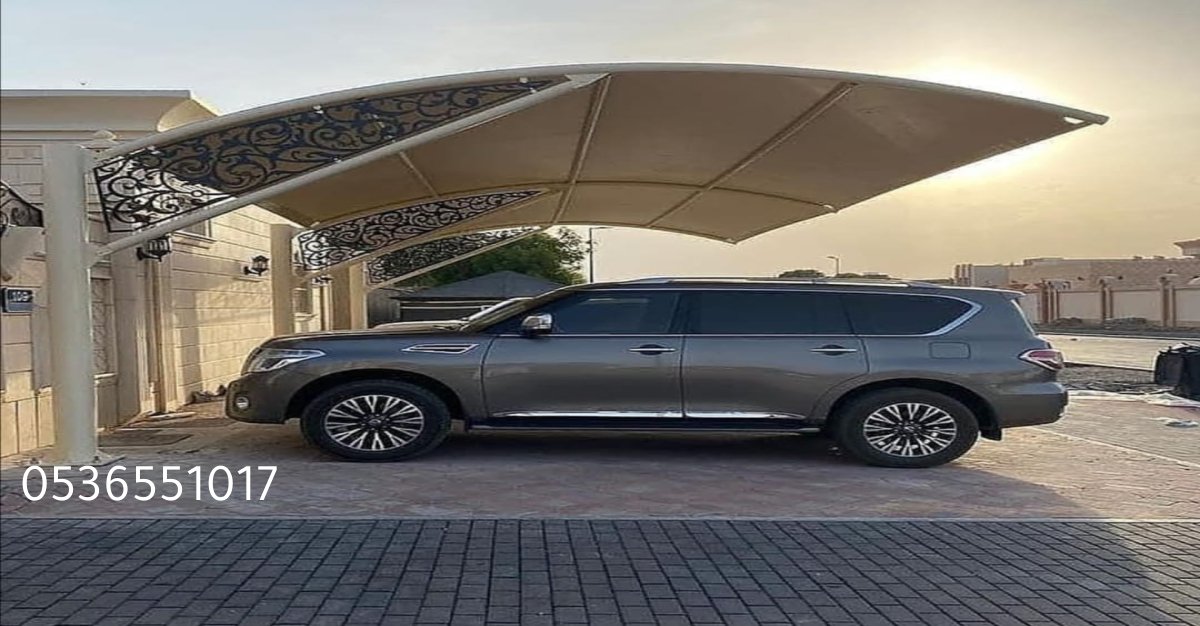 مظلة فاخرة تغطي جلسة خارجية في استراحة خاصة بتصميم أنيق