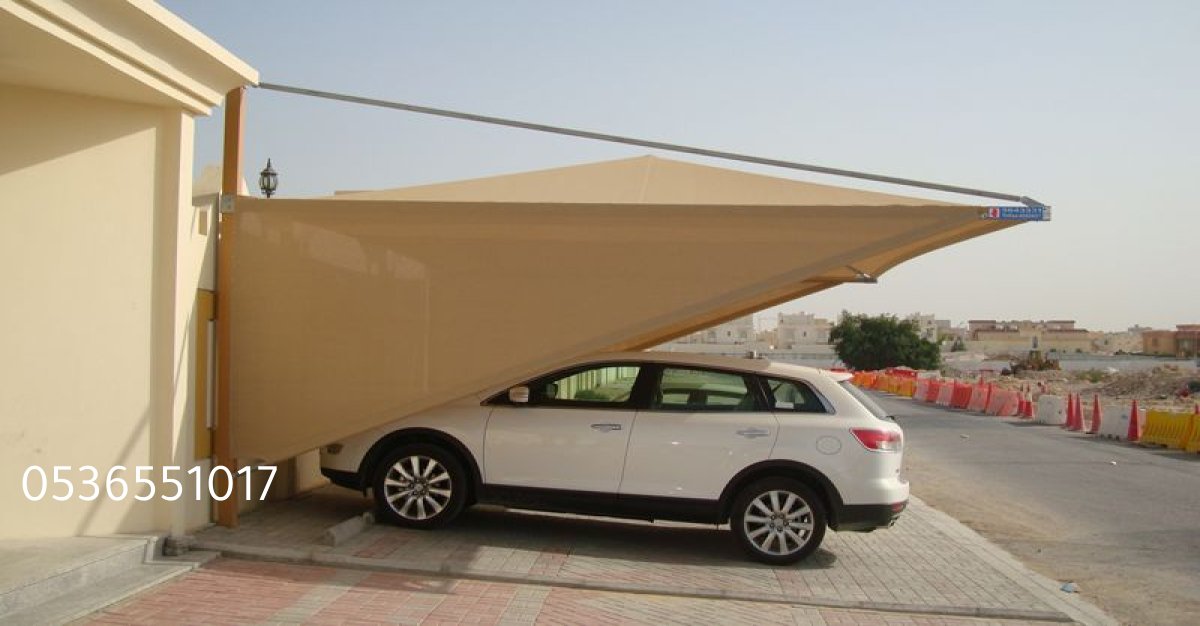 مظلة واقية من الشمس تغطي ممر مشاة في منشأة عامة